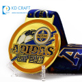 Medalla de fútbol de deportes de epoxi de esmalte en forma redonda de metal personalizado de fábrica con cinta impresa azul